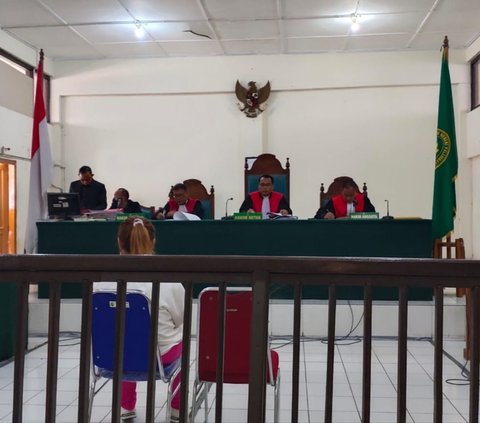 Isak Tangis TikToker Lina Mukherjee di Depan Hakim, Minta Dibebaskan dari Pidana Kasus Konten Makan Babi Ucap Basmalah