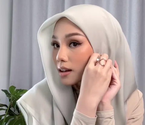 Style 'Sat Set' Square Hijab with Ring