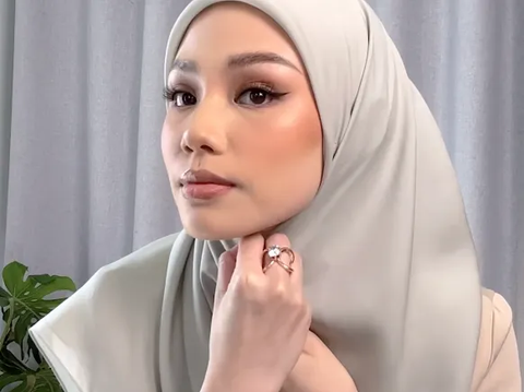 Connect the Hijab under the Chin