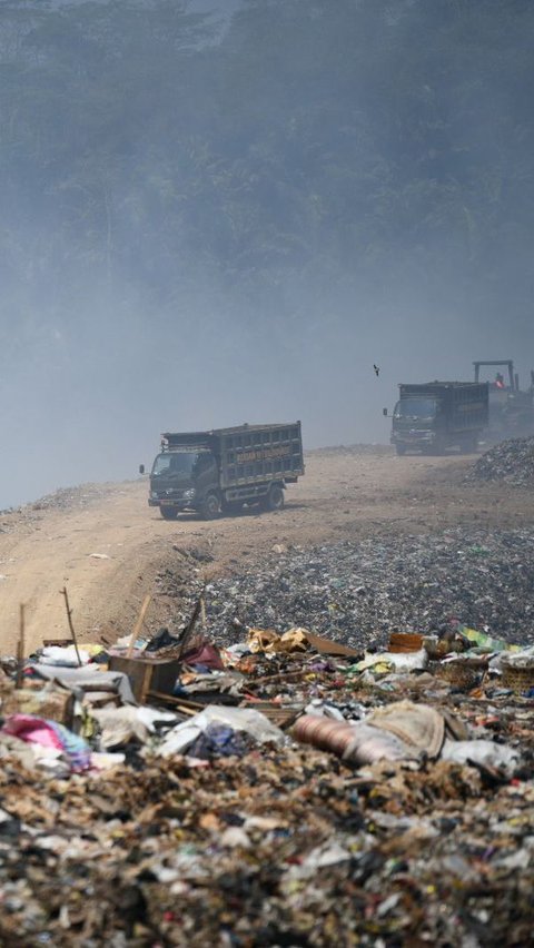 Pemprov Jabar Siapkan Anggaran Rp5,8 Miliar untuk Padamkan Kebakaran di TPA Sarimukti Pakai Lumpur dan Hujan Buatan