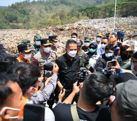 Pemprov Jabar Siapkan Anggaran Rp5,8 Miliar untuk Padamkan Kebakaran di TPA Sarimukti Pakai Lumpur dan Hujan Buatan