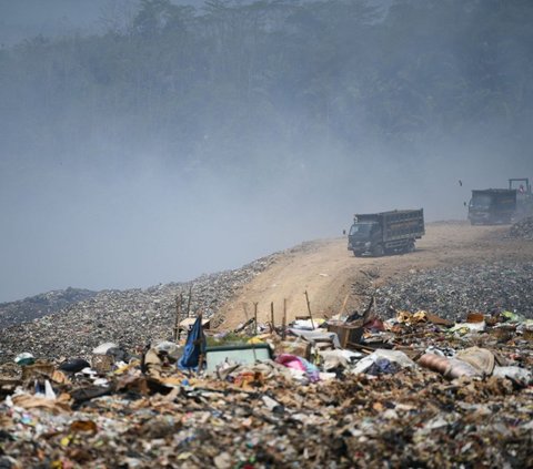 "Untuk penanganan kebakaran leading sektor BPBD kalau pengelolaan sampah di DLH Jawa Barat," kata Prima.