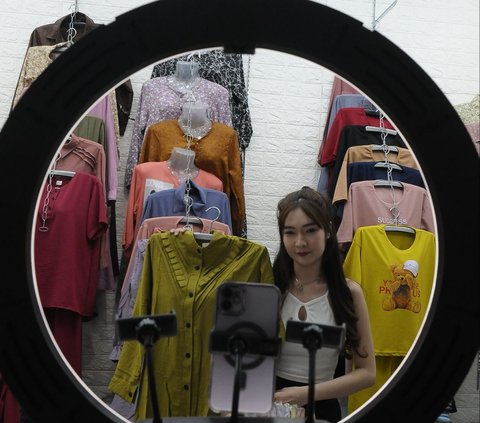 Model berpose dengan pakaian tenant yang ingin membuat foto produk untuk dipasarkan secara online di MOIZ Trade Center, Tanah Abang, Jakarta, Selasa (12/9/2023).