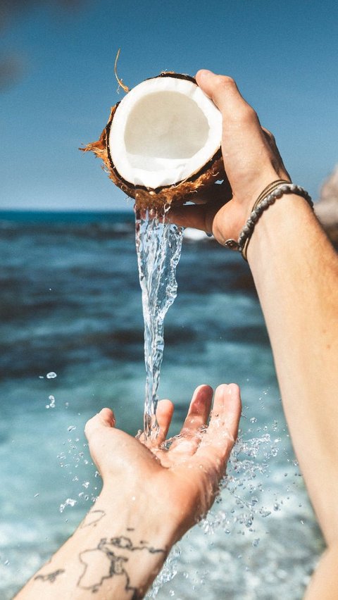 10. Air Kelapa: Memberikan air kelapa dapat membantu mendinginkan tubuh dan mengurangi kelembapan yang memicu sariawan.
