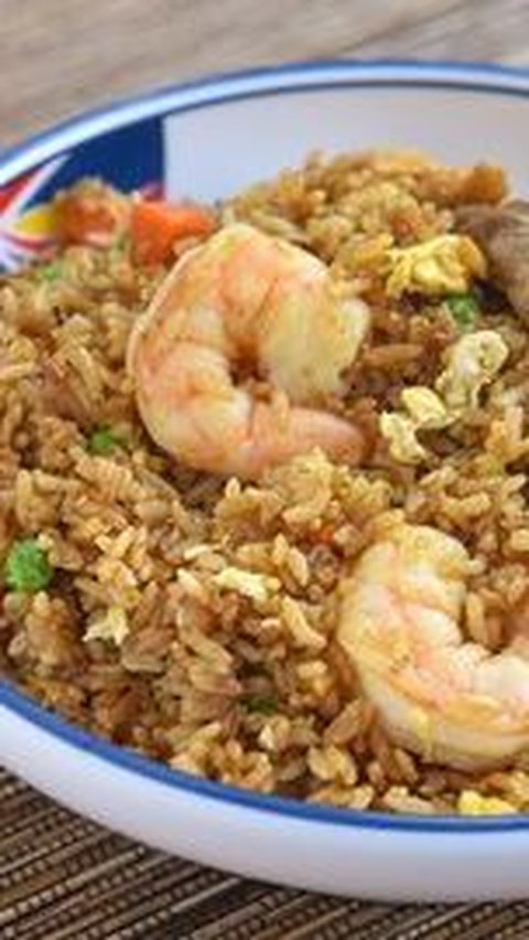 Nasi goreng selalu menjadi pilihan yang tepat saat sudah bosan mau masak apa lagi. Selain bahannya yang simpel, cara membuatnya juga sangat mudah sekali bukan.