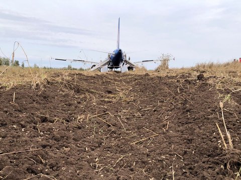 FOTO: Kondisi Pesawat Airbus Rusia yang Mendarat Darurat di Ladang Siberia Akibat Masalah pada Sistem Hidrolik