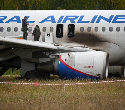 Sebuah pesawat komersil Rusia, milik maskapai Ural Airlanes melakukan pendaratan darurat di sebuah ladang di wilayah Novosibirsk di Siberia Barat pada Selasa (12/9/2023).<br>