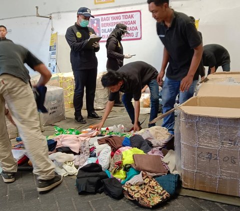 "Semua barang dari luar negeri yang tiba pelabuhan akan dikirim ke TPS ini dulu. Nanti kalau masuk jalur hijau langsung masuk ke kontainer tanpa kita pegang," kata Eko kepada media, Jawa Timur, Selasa (12/9). 