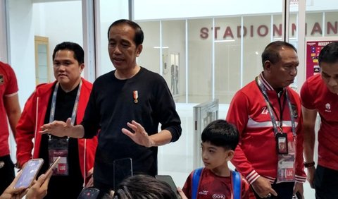 Pernyataan tersebut diucapkan Jokowi usai menonton laga Kualifikasi Piala Asia di Stadion Manahan, Solo, Selasa (12/9) malam.<br><br>