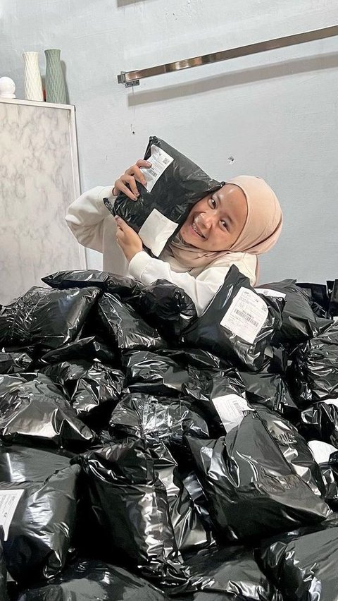 Dapat Rp100 Juta Pertama di Usia 21 Tahun, Begini Kisah Via Mulai Bisnis Jilbab