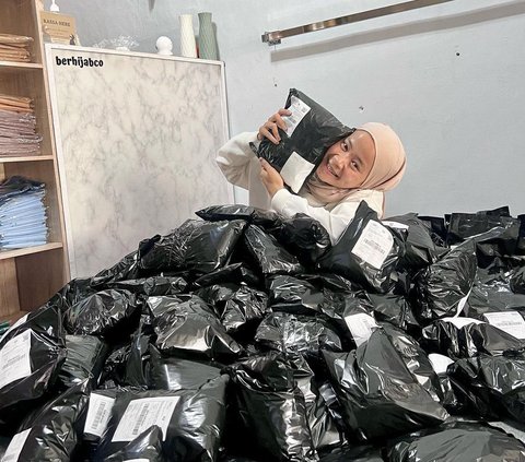 Dapat Rp100 Juta Pertama di Usia 21 Tahun, Begini Kisah Via Mulai Bisnis Jilbab