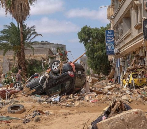 Banjir besar yang dipicu oleh Badai Daneil telah menimbulkan kerusakan rumah-rumah warga, menghanyutkan kendaraan hingga sarana umum lainnya di Kota Derna, Libya timur.<br>