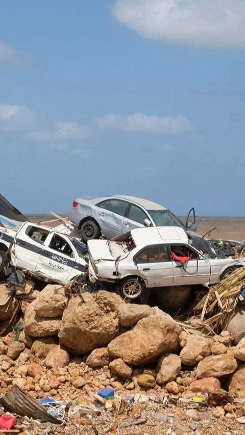 Derna menjadi salah satu kota yang paling parah dihantam badai. Aksesnya kini terputus setelah dua bendungan tua jebol.