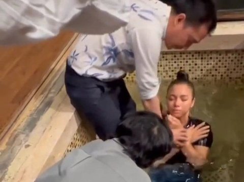 Pernah Ngaku Agnostik, 8 Momen Haru Angela Gilsha Saat Dibaptis, Banjir Ucapan Selamat