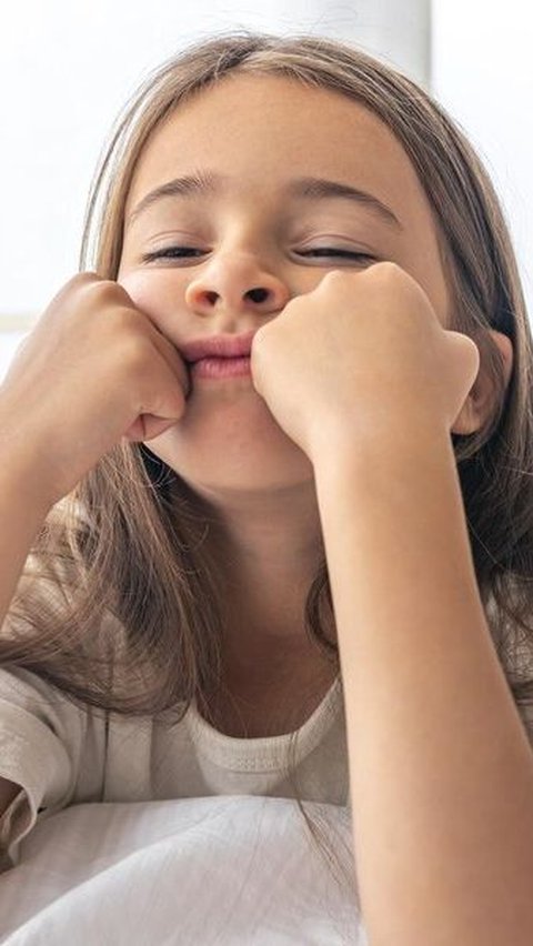 3. Ajarkan Anak untuk Tidak Menjilat Bibirnya