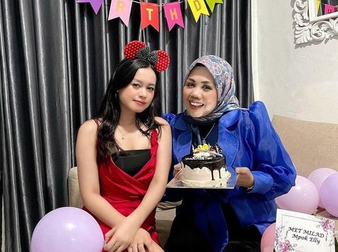 10 Foto Ulfi Damayanti yang Disebut Cantik Sekali, Sang Kekasih Jadi Sorotan