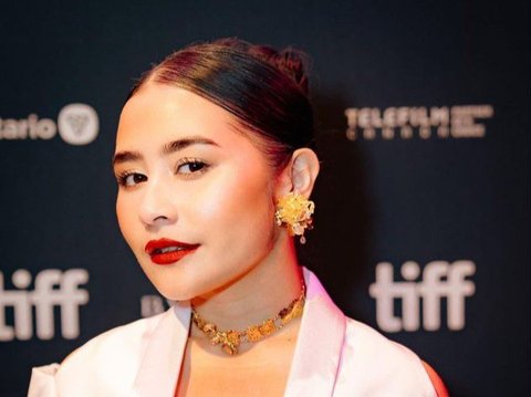 Bikin Pangling, 8 Foto Prilly Latuconsina Pakai Kebaya Saat Premiere Film Terbaru di Toronto