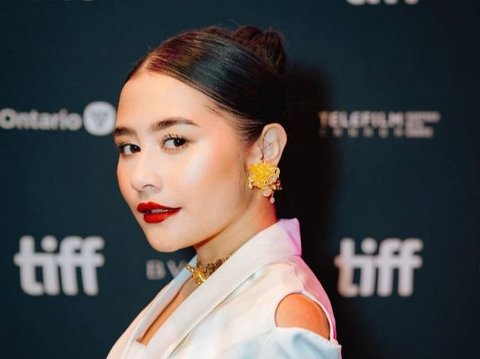 Bikin Pangling, 8 Foto Prilly Latuconsina Pakai Kebaya Saat Premiere Film Terbaru di Toronto