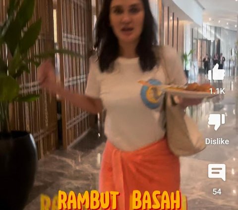 Heboh Luna Maya Jalan di Lobby Hotel Cuma Pakai Handuk & Rambut Basah Sambil Pegang Piring