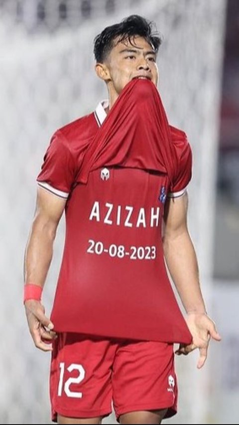 Setelah mencetak gol, pemain berusia 21 tahun ini langsung mengangkat jerseynya dan menunjukkan nama sang istri dan tanggal pernikahan keduanya yang ada di kaus dalam.