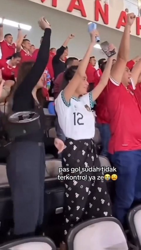 Di bangku penonton Azizah yang mengetahui suaminya mencetak gol dan melakukan selebrasi untuknya pun terlihat sangat bahagia. Ia ikut bersorak bersama penonton yang memenuhi tribun Stadion Manahan.