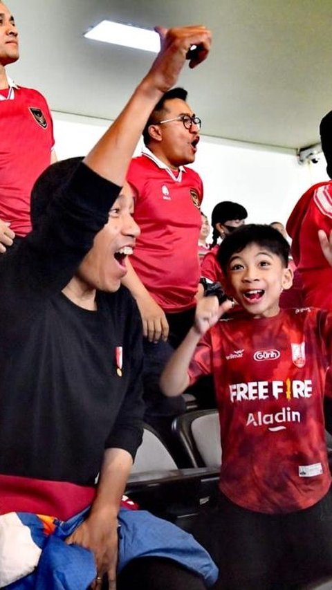 Tingkah Lucu Jan Ethes Nonton Timnas Indonesia U-23, Penuh Semangat Rayakan Kemenangan<br>