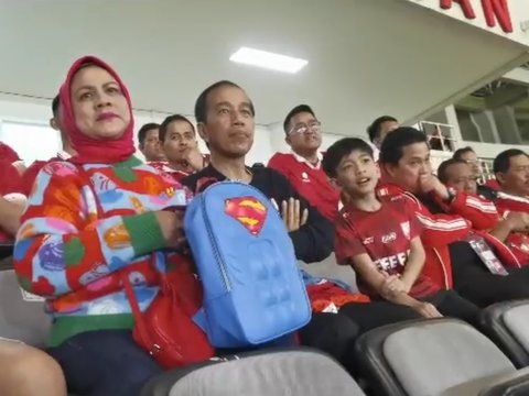 Tingkah Lucu Jan Ethes Nonton Timnas Indonesia U-23, Penuh Semangat Rayakan Kemenangan