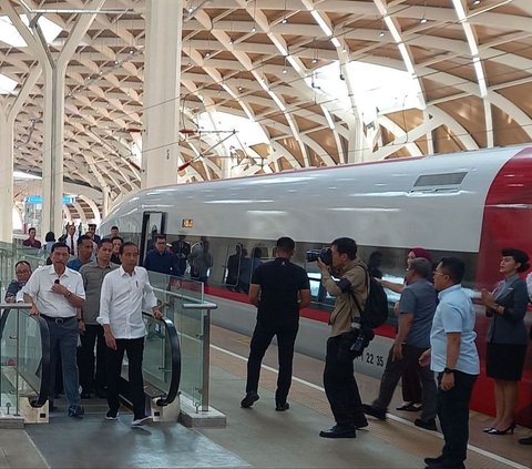 Jokowi Tries High-Speed Train, Jakarta to Bandung in Less Than Half an Hour!