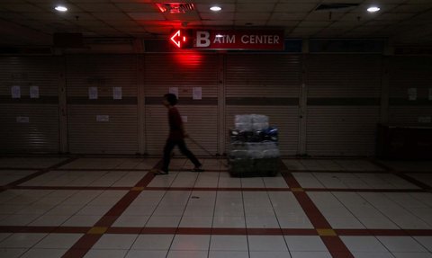 FOTO: Menyusuri Lorong Gelap Pasar Tanah Abang