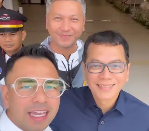 Sebelum naik ke kereta, Raffi Ahmad dan Gading Marten tampak bertemu dengan Wishnutama. Mereka pun mengobrol sebelum menaiki kereta cepat Jakarta Bandung yang akan diuji coba bersama Presiden.