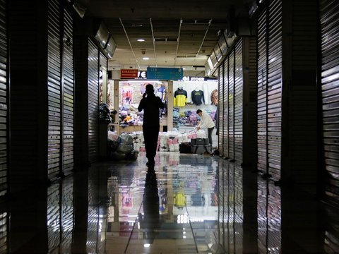 FOTO: Menyusuri Lorong Gelap Pasar Tanah Abang