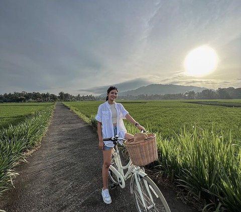 Gita Virga dikenal sebagai salah satu pesinetron Tanah Air. Dari unggahannya di instagramnya, diketahui jika ia suka berlibur di alam. Dalam potret ini, ia tampak bersepeda di tengah hamparan sawah.