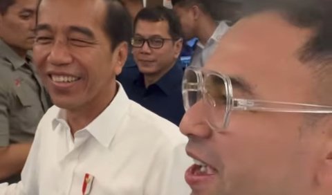 Raffi Ahmad tampak berbincang akrab dengan Presiden Jokowi selama menaiki kereta cepat.<br>