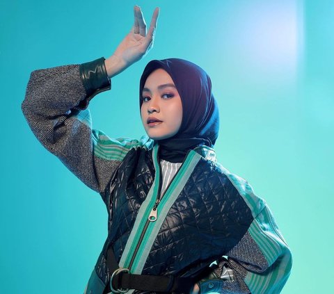 5 Portraits of Salma Salsabil Aliyyah with Captivating Outerwear