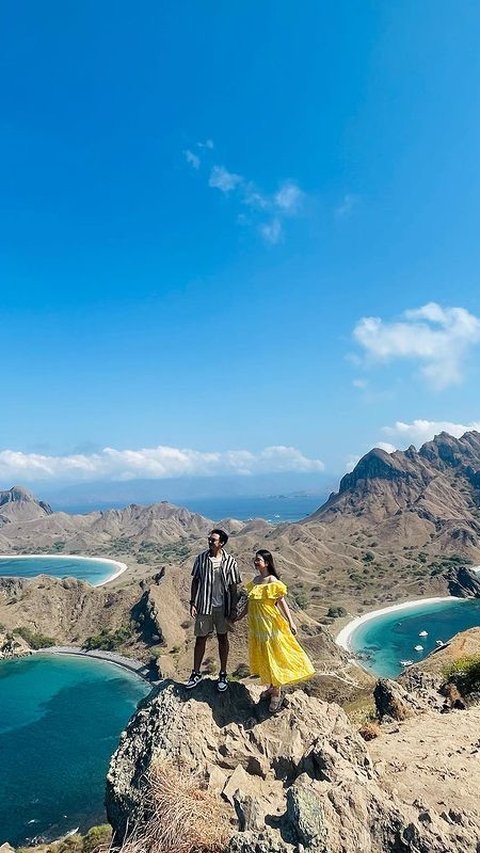 Destinasi yang dikunjungi Feli dan Hito di Labuan Bajo satunya adalah danau tiga warna. Keduanya banyak mengambil gambar di tebing mirip pasangan yang melakukan prewedding.