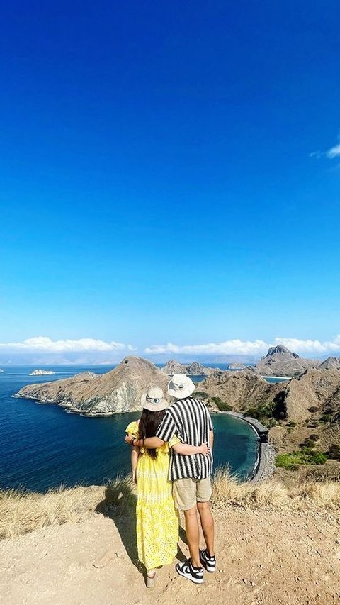 Lantaran matahari bersinar cukup terik, Feli dan Hito dengan kompak membawa topi kembar. Bucket hat berwarna creme itu mereka gunakan bersamaan sekaligus jadi properti foto.