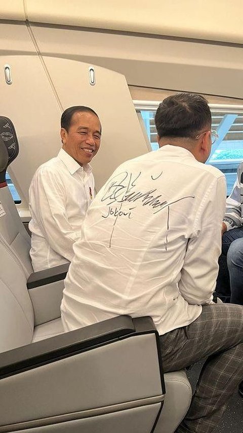 Dapat Tanda Tangan Presiden, Ini Momen Raffi Ahmad Coba Kereta Cepat Jakarta Bandung<br>