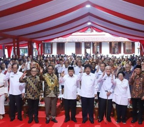 Sembari beromantisme bersama Bung Karno saat Megawati kecil, ia menceritakan cita-cita Bung Karno untuk Bangsa Indonesia.