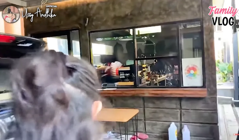 Car Garage Transformed into a Cafe