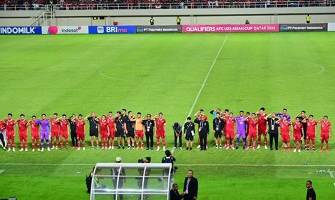 VIDEO: Keseruan Jokowi Nonton Timnas Indonesia vs Turkmenistan, Gelitik Jan Ethes Sambil Tertawa