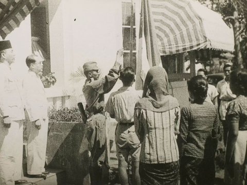 Momen di Balik Layar Detik-detik Proklamator Soekarno-Hatta Bacakan Teks Proklamasi, Khidmat & Sederhana