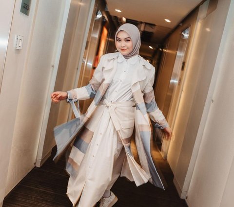 5 Portraits of Salma Salsabil Aliyyah with Captivating Outerwear