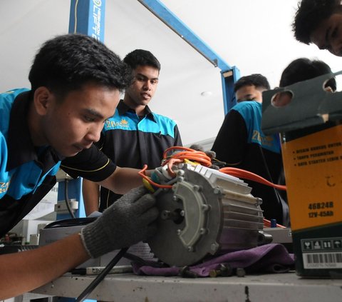 Pelajar SMK Negeri 26 Jakarta tengah bereksperimen mengkonversi mobil Suzuki Jimny 4x4, yang sebelumnya bermesin bahan bakar minyak, menjadi kendaraan listrik.