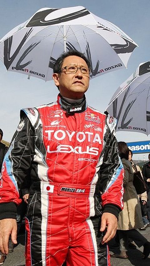 “Ini mobil apa?” tanya seseorang di video tersebut.<br>Akio Toyoda: Ini Honda, bersemangat seraya mengacungkan jempol dan<br>pergi.