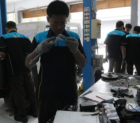 FOTO: Pelajar SMK 26 Jakarta Bikin Konversi Mobil Listrik