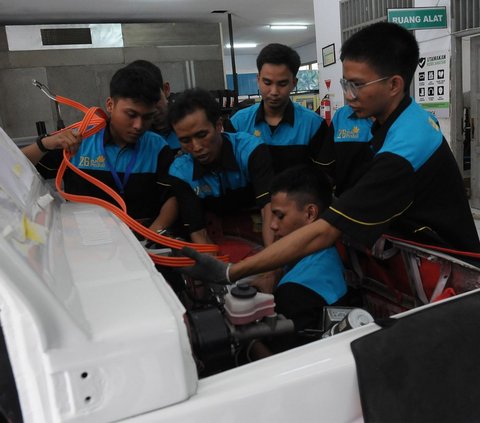 FOTO: Pelajar SMK 26 Jakarta Bikin Konversi Mobil Listrik