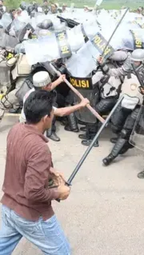 Bentrok Polisi vs Warga Banyuasin Berujung Tragis, 2 Orang Tertembak dan 1 Terlindas Mobil<br>