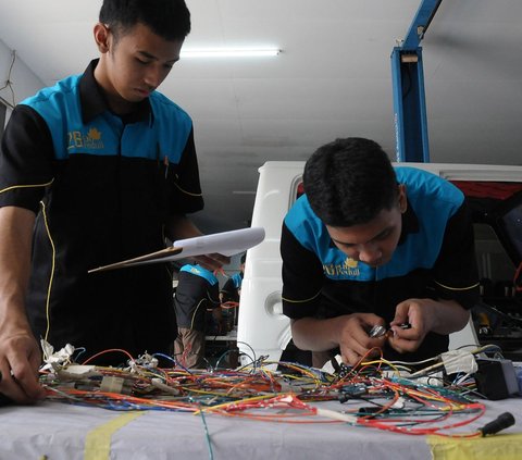 FOTO: Pelajar SMK 26 Jakarta Bikin Konversi Mobil Listrik