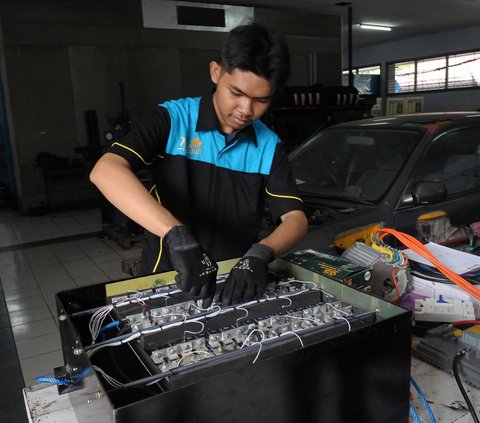 FOTO: Pelajar SMK 26 Jakarta Bikin Konversi Mobil Listrik