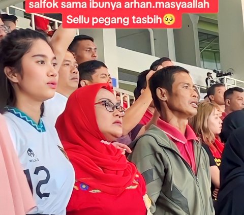 Emotional Moment of Mother Pratama Arhan Busy Reciting Dhikr in the Stands While Her Child Competes in the Match between Indonesia and Turkmenistan
